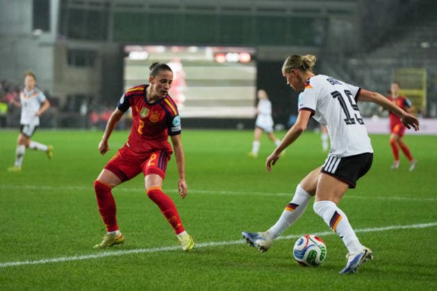 UEFA WOMEN S NATIONS LEAGUE: Deutschland vs Spanien, 28.11.025 Zweikampf zwischen Ona Batlle (Spanien, 2) und Klara Bühl (Deutschland, 19) UEFA WOMEN S NATIONS LEAGUE: Deutschland vs Spanien, Fritz-Walter-Stadion, 28.11.025 DFB DFL REGULATIONS PROHIBIT ANY USE OF PHOTOGRAPHS AS IMAGE SEQUENCES AND OR QUASI-VIDEO. Copyright: xBEAUTIFULxSPORTS Boscox