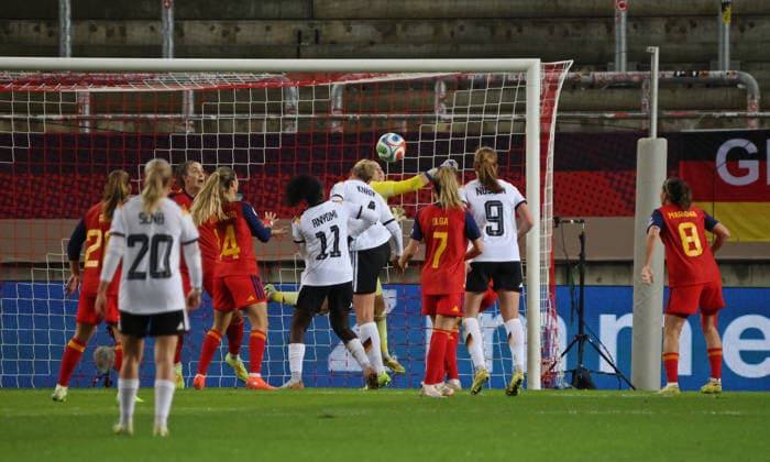 28.11.2025, Fussball, Frauen, UEFA Women s Nations League Finale 2025, Deutschland - Spanien, Cata Coll (Spanien) rettet vor Rebecca Knaak (Deutschland) Kaiserslautern Fritz-Walter-Stadion Rheinland-Pfalz Deutschland (DEU) Copyright: xFabianxKleerx