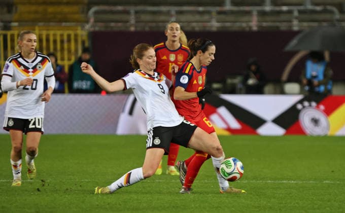 28.11.2025, Fussball, Frauen, UEFA Women s Nations League Finale 2025, Deutschland - Spanien, Sjoeke Nüsken (Deutschland) Aitana Bonmati (Spanien) Kaiserslautern Fritz-Walter-Stadion Rheinland-Pfalz Deutschland (DEU) Copyright: xFabianxKleerx