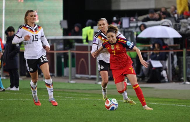 28.11.2025, Fussball, Frauen, UEFA Women s Nations League Finale 2025, Deutschland - Spanien, Selina Cerci (Deutschland) Elisa Senss (Deutschland) Olga Carmona (Spanien) Kaiserslautern Fritz-Walter-Stadion Rheinland-Pfalz Deutschland (DEU) Copyright: xFabianxKleerx