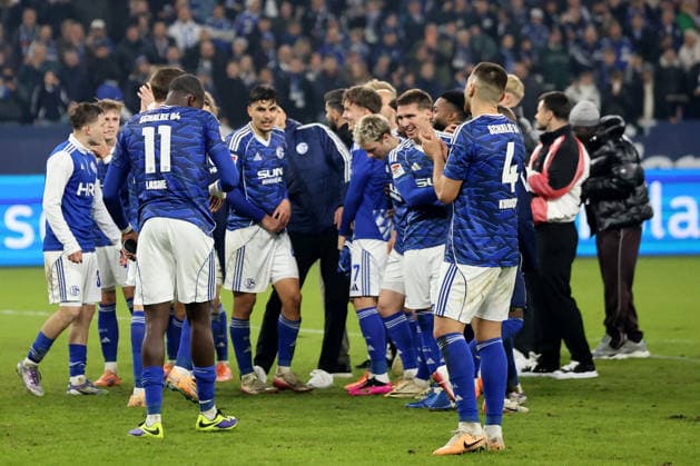 Die Spieler vom FC Schalke 04 freuen sich über den Sieg beim Spiel der 2. Bundesliga (Saison 2025 26) FC Schalke 04 - SC Paderborn 07 Copyright: Thomas Pakusch