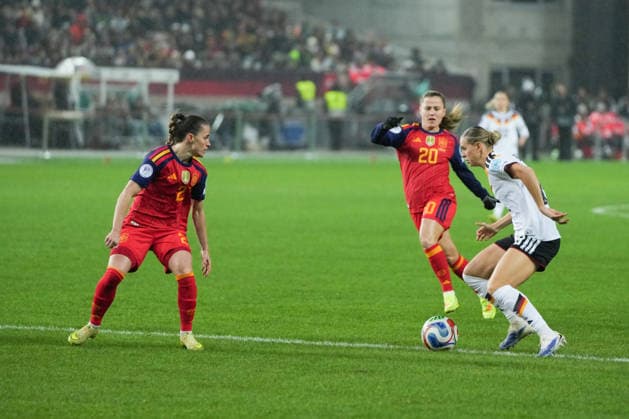 UEFA WOMEN S NATIONS LEAGUE: Deutschland vs Spanien, 28.11.025 Zweikampf zwischen Ona Batlle (Spanien, 2) und Klara Bühl (Deutschland, 19) UEFA WOMEN S NATIONS LEAGUE: Deutschland vs Spanien, Fritz-Walter-Stadion, 28.11.025 DFB DFL REGULATIONS PROHIBIT ANY USE OF PHOTOGRAPHS AS IMAGE SEQUENCES AND OR QUASI-VIDEO. Copyright: xBEAUTIFULxSPORTS Boscox