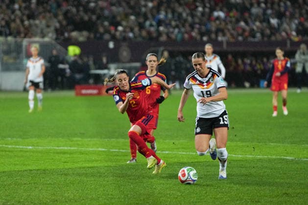 UEFA WOMEN S NATIONS LEAGUE: Deutschland vs Spanien, 28.11.025 Zweikampf zwischen Ona Batlle (Spanien, 2) und Klara Bühl (Deutschland, 19)Zweikampf zwischen Jule Brand (Deutschland, 22) und Irene Paredes (Spanien, 4) UEFA WOMEN S NATIONS LEAGUE: Deutschland vs Spanien, Fritz-Walter-Stadion, 28.11.025 DFB DFL REGULATIONS PROHIBIT ANY USE OF PHOTOGRAPHS AS IMAGE SEQUENCES AND OR QUASI-VIDEO. Copyright: xBEAUTIFULxSPORTS Boscox