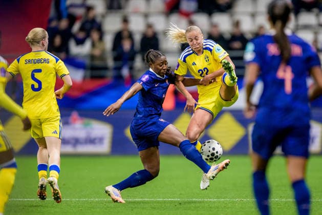 251128 Kadidiatou Diani of France and Elma Junttila Nelhage of Sweden during the Women s Nations League bronze medal football match between France and Sweden on November 28, 2025 in Reims. Photo: Ludvig Thunman BILDBYRAN kod LT LT0755 fotboll football soccer fotball nations league uefa womens nations league frankrike sverige sweden dam bbeng Copyright: LUDVIGxTHUNMAN BB251128LT044