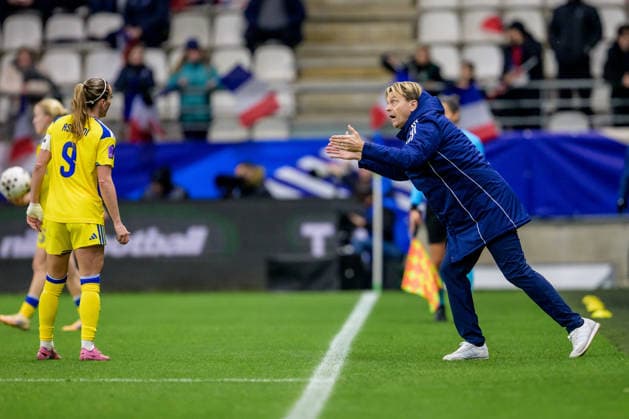 251128 Head coach Tony Gustavsson of Sweden during the Women s Nations League bronze medal football match between France and Sweden on November 28, 2025 in Reims. Photo: Ludvig Thunman BILDBYRAN kod LT LT0755 fotboll football soccer fotball nations league uefa womens nations league frankrike sverige sweden dam bbeng Copyright: LUDVIGxTHUNMAN BB251128LT049