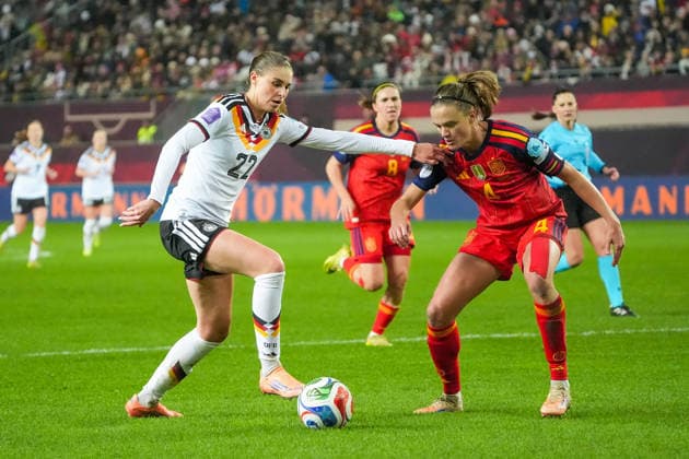 Jule Brand (Deutschland, 22) greift an gegen Irene Paredes (Spanien, Spain, Espana, 4) - Kaiserslautern 28.11.2025: Deutschland vs. Spanien, Fritz-Walter-Stadion, Womens UEFA Nations League 2025, Finale, Hinspiel