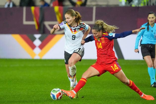Laia Aleixandri (Spanien, Spain, Espana, 14) vertedigt gegen Sjoeke Nüsken (Deutschland, 9) - Kaiserslautern 28.11.2025: Deutschland vs. Spanien, Fritz-Walter-Stadion, Womens UEFA Nations League 2025, Finale, Hinspiel
