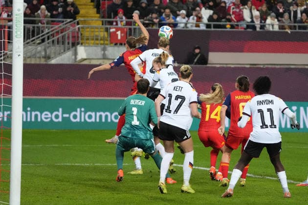 Rebecca Knaak (Deutschland, 4) klärt - Kaiserslautern 28.11.2025: Deutschland vs. Spanien, Fritz-Walter-Stadion, Womens UEFA Nations League 2025, Finale, Hinspiel