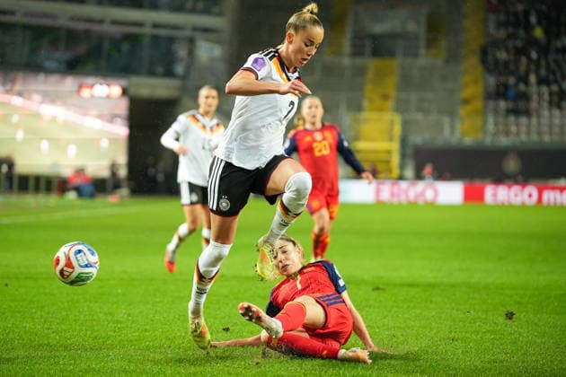 Fussball: UEFA Women s Nations League, Finalspiel 1, Deutschland - Spanien am 28.11.2025 in Kaiserslautern (Fritz-Walter-Stadion), Deutschland, Saison 2025 2026: Giulia Gwinn (7, GER) im Zweikampf mit Olga Carmona (7, ESP). Kaiserslautern Fritz-Walter-Stadion Deutschland Copyright: xChristophxKinzingerx