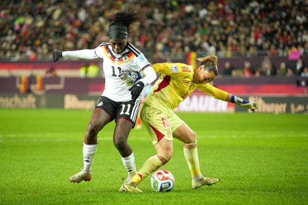 Fussball: UEFA Women s Nations League, Finalspiel 1, Deutschland - Spanien am 28.11.2025 in Kaiserslautern (Fritz-Walter-Stadion), Deutschland, Saison 2025 2026: Strafraumszene zwischen Cata Coll (13, ESP) und Nicole Anyomi (11, GER). Kaiserslautern Fritz-Walter-Stadion Deutschland Copyright: xChristophxKinzingerx