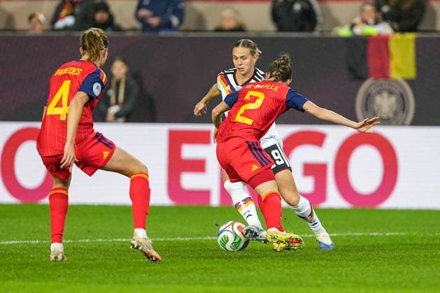 Fussball: UEFA Women s Nations League, Finalspiel 1, Deutschland - Spanien am 28.11.2025 in Kaiserslautern (Fritz-Walter-Stadion), Deutschland, Saison 2025 2026: Klara Bühl (19, GER) im Zweikampf mit Ona Batlle (2, ESP). Kaiserslautern Fritz-Walter-Stadion Deutschland Copyright: xChristophxKinzingerx