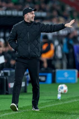 28.11.2025, Fußball, Borussia Mönchengladbach - RB Leipzig, 1. Fußball Bundesliga, 12.Spieltag, Borussia-Park, Saison 2025 2026: Cheftrainer Ole Werner (RB Leipzig hc) gestikulierend am Spielfeldrand DFB regulations prohibit any use of photographs as image sequences and or quasi-video. Nordrhein-Westfalen Deutschland