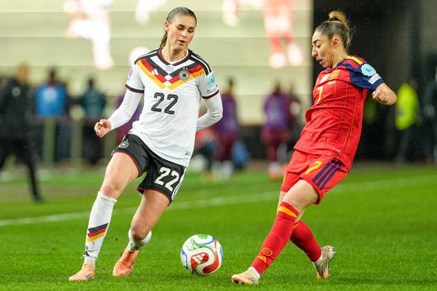 Fussball: UEFA Women s Nations League, Finalspiel 1, Deutschland - Spanien am 28.11.2025 in Kaiserslautern (Fritz-Walter-Stadion), Deutschland, Saison 2025 2026: Jule Brand (22, GER) im Zweikampf mit Olga Carmona (7, ESP). Kaiserslautern Fritz-Walter-Stadion Deutschland Copyright: xChristophxKinzingerx