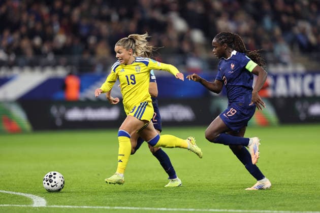 REIMS, FRANCE 20251128 Sweden s Johanna Rytting Kaneryd and France s Sandy Baltimore during Friday s match 1 of 2 for third place in the Nations League in women s football between France and Sweden at the Stade Auguste-Delaune in Reims.