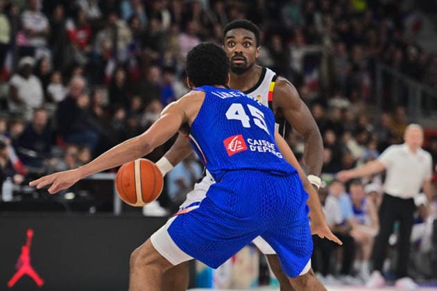 BASKET : France vs Belgique - Rouen - 28 11 2025 Retin Obasohan ( 32 - Belgium ) and Labeyrie Louis ( 45 - France ) during the FIBA European Qualifiers match between France and Belgium at Kindarena on November 28, 2025 in Rouen, France. ( Photo by Federico Pestellini PSNewz ) - RouenFrance  Copyright: xFedericoxPestellinix