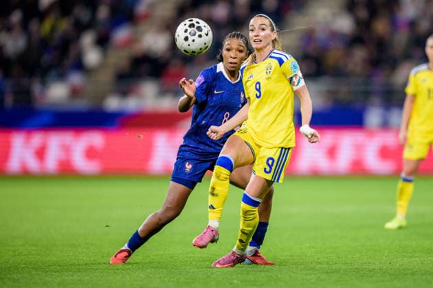 251128 Onema Grace Geyoro of France and Kosovare Asllani of Sweden during the Women s Nations League bronze medal football match between France and Sweden on November 28, 2025 in Reims. Photo: Ludvig Thunman BILDBYRAN kod LT LT0755 fotboll football soccer fotball nations league uefa womens nations league frankrike sverige sweden dam bbeng Copyright: LUDVIGxTHUNMAN BB251128LT056