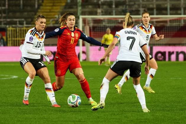 Selina Cerci 15 (Deutschland) gegen Alexia Putellas Segura (Spanien Seleccion Espanola Femenina de Futbol), mit Giulia Gwinn 7 (Deutschland), Deutschland vs. Spanien, Fussball, Frauen, UEFA, Women™s Nations League, Saison 2025 2026, Finale - Runde 1 von 2, 28.11.2025 Kaiserslautern Rheinland-Pfalz Deutschland