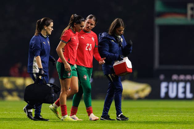 Kika Nazareth seen injured with medical staff and Telma Encarnacao during International Friendly, Länderspiel, Nationalmannschaft game between Women National teams of Portugal and Netherlands (Joao Gregorio Ball Raw Images) Braga Estadio Municipal de Braga Portugal Copyright: xJoaoxGregoriox joaogregorio_portugal_netherlands_women_2526-141