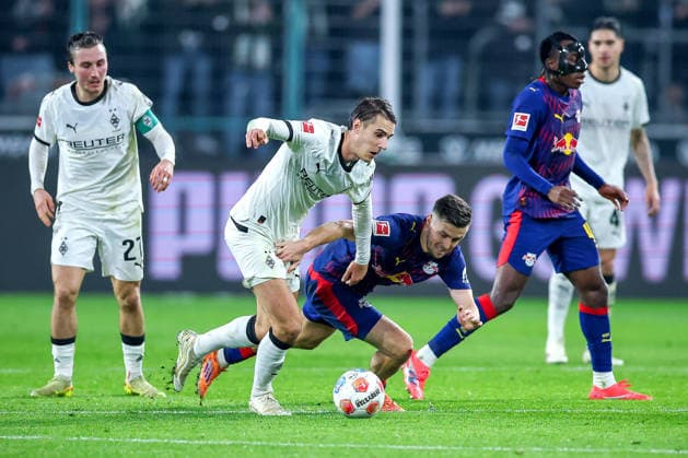 28.11.2025, Fußball, Borussia Mönchengladbach - RB Leipzig, 1. Fußball Bundesliga, 12.Spieltag, Borussia-Park, Saison 2025 2026: Foulspiel Christoph Baumgartner (RB Leipzig 14) im Zweikampf gegen Florian Neuhaus (Borussia Mönchengladbach 10) DFB regulations prohibit any use of photographs as image sequences and or quasi-video. Nordrhein-Westfalen Deutschland