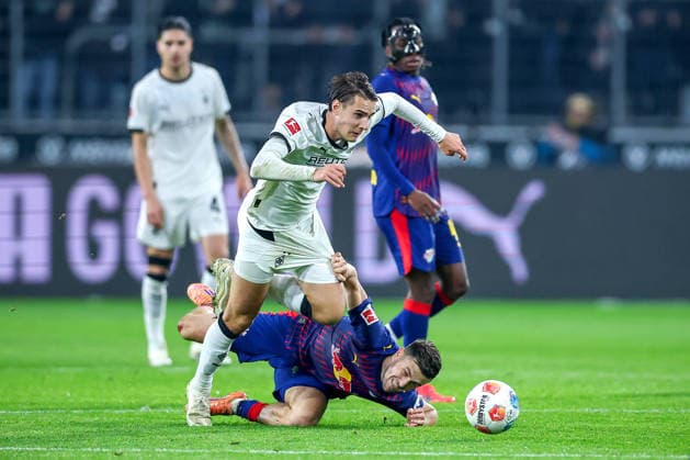 28.11.2025, Fußball, Borussia Mönchengladbach - RB Leipzig, 1. Fußball Bundesliga, 12.Spieltag, Borussia-Park, Saison 2025 2026: Foulspiel Christoph Baumgartner (RB Leipzig 14) im Zweikampf gegen Florian Neuhaus (Borussia Mönchengladbach 10) DFB regulations prohibit any use of photographs as image sequences and or quasi-video. Nordrhein-Westfalen Deutschland