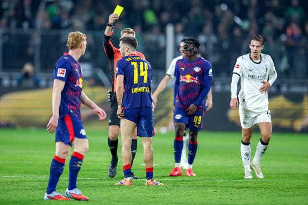28.11.2025, Fußball, Borussia Mönchengladbach - RB Leipzig, 1. Fußball Bundesliga, 12.Spieltag, Borussia-Park, Saison 2025 2026: Schiedsrichter Timo Gerach zeigt Christoph Baumgartner (RB Leipzig 14) die Gelbe Karte für das Foulspiel an Florian Neuhaus (Borussia Mönchengladbach 10) DFB regulations prohibit any use of photographs as image sequences and or quasi-video. Nordrhein-Westfalen Deutschland