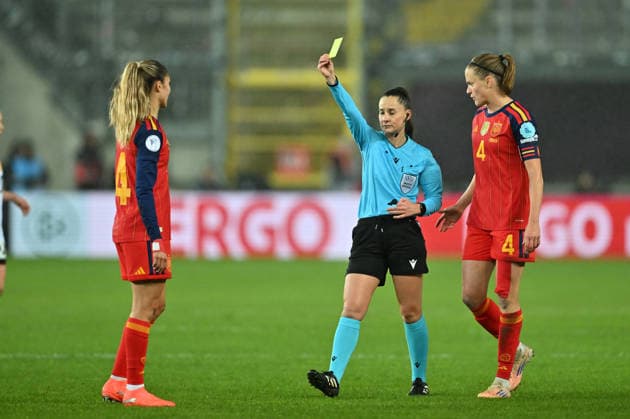 Kaiserslautern, Fritz-Walter-Stadion, 28.11.25, GER, Frauen, UEFA Women s Nations Leaugue, Finale 2025, Deutschland - Spanien Bild: Leia Alexandri (Spain , Spanien, 14) erhält die gelbe Karte UEFA regulations prohibit any use of photographs as image sequences and or quasi-video. Rheinland-Pfalz Deutschland