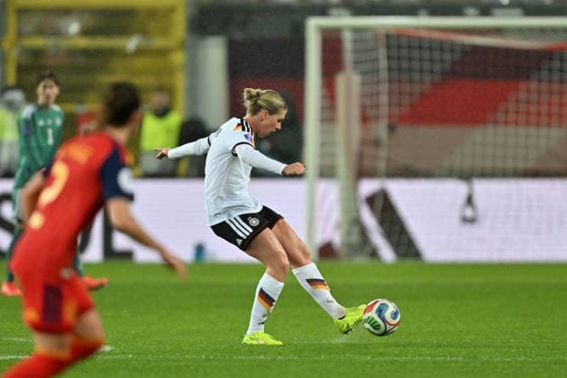Kaiserslautern, Fritz-Walter-Stadion, 28.11.25, GER, Frauen, UEFA Women s Nations Leaugue, Finale 2025, Deutschland - Spanien Bild: Rebecca Knaak (Deutschland, 4) mit Ball UEFA regulations prohibit any use of photographs as image sequences and or quasi-video. Rheinland-Pfalz Deutschland