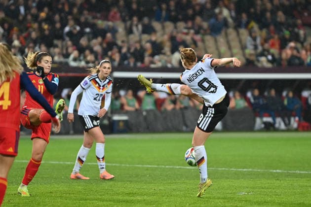 Kaiserslautern, Fritz-Walter-Stadion, 28.11.25, GER, Frauen, UEFA Women s Nations Leaugue, Finale 2025, Deutschland - Spanien Bild: Sjoeke Nüsken (Deutschland,9 ) schlägt über den Ball UEFA regulations prohibit any use of photographs as image sequences and or quasi-video. Rheinland-Pfalz Deutschland