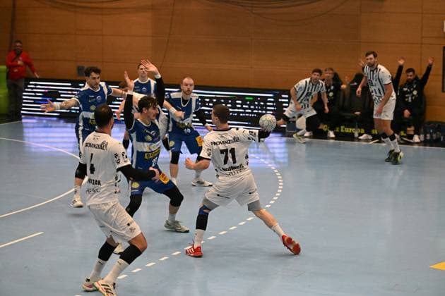RECORD DATE NOT STATED Justin Kurch (52; ThSV Eisenach), Peter Walz (14; ThSV Eisenach) und Philipp Meyer (27; ThSV Eisenach) verteidigen gegen Elias Ellefsen a Skipagotu (71; THW Kiel) mit Ball Elias Ellefsen a Skipagotu (71; THW Kiel) mit Ball, Justin Kurch (52; ThSV Eisenach) und Peter Walz (14; ThSV Eisenach) verteidigen