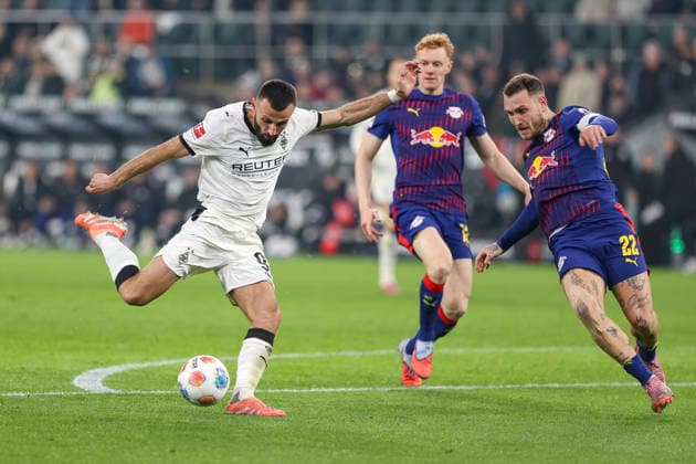 Mönchengladbach, Deutschland, 28.11.25: Franck Honorat (Borussia Mönchengladbach) schießt das vermeintliche 1:0 welches vom VAR zurückgenommen wurde waehrend des Spiels der Bundesliga zwischen Borussia Mönchengladbach vs RB Leipzig im Stadion im Borussia Park Mönchengladbach Stadion im Borussia Park North Rhine-Westphalia Germany Copyright: xBrauer-Fotoagenturx xAdrianxSchlx