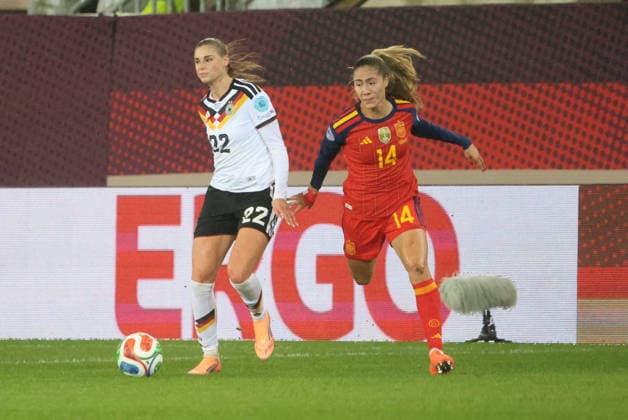 28.11.2025, Fussball, Frauen, UEFA Women s Nations League Finale 2025, Deutschland - Spanien, Jule Brand (Deutschland), Laia Aleixandri (Spanien) Kaiserslautern Fritz-Walter-Stadion Rheinland-Pfalz Deutschland (DEU) Copyright: xSebastianxBachx