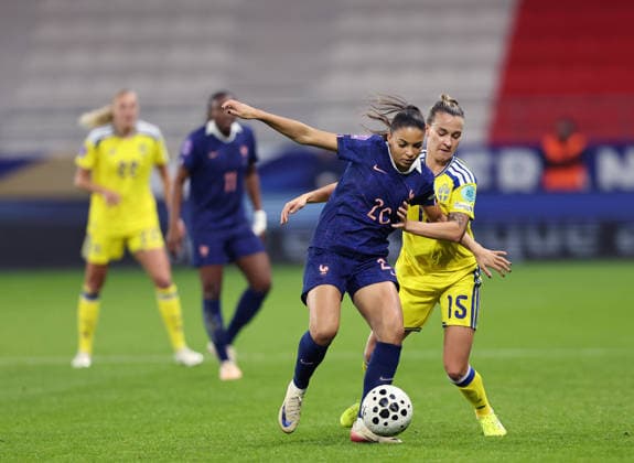 REIMS, FRANKRIKE 20251128 Frankrikes Delphine Cascarino och Sveriges Julia Zigiotti Olme under fredagens match 1 av 2 om tredje plats i Nations League i fotboll för damer mellan Frankrike och Sverige pa Stade Auguste-Delaune i Reims.
