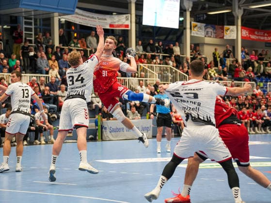 Alexander Schoss (TuSEM Essen, 91) beim Torwurf. Thore Kjell Heinemann (VfL Luebeck-Schwartau, 34) versucht zu blocken TuSEM Essen vs. 1. VfL Luebeck-Schwartau, Handball, 2. Bundesliga, 13. Spieltag, Saison 2025 2026, 28.11.2025 TuSEM Essen vs. 1. VfL Luebeck-Schwartau, Handball, 2. Bundesliga, 13. Spieltag, Saison 2025 2026, 28.11.2025 Essen Copyright: xEibner-Pressefoto DamianxKruczynx EP_DKI
