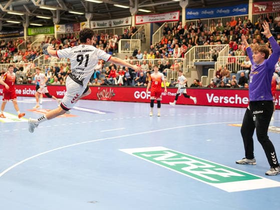 Nadav Cohen (VfL Luebeck-Schwartau, 91) beim Torwurf gegen Finn Knaack (TuSEM Essen, 12) TuSEM Essen vs. 1. VfL Luebeck-Schwartau, Handball, 2. Bundesliga, 13. Spieltag, Saison 2025 2026, 28.11.2025 TuSEM Essen vs. 1. VfL Luebeck-Schwartau, Handball, 2. Bundesliga, 13. Spieltag, Saison 2025 2026, 28.11.2025 Essen Copyright: xEibner-Pressefoto DamianxKruczynx EP_DKI