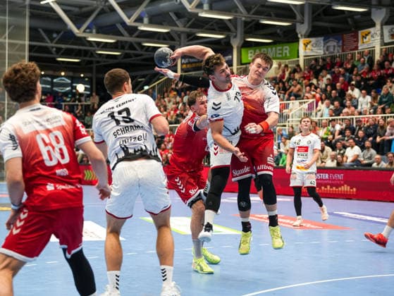 Lukas Kingsley Emdorf (VfL Luebeck-Schwartau, 73) beim Torwurf gegen Max Neuhaus (TuSEM Essen, 37) TuSEM Essen vs. 1. VfL Luebeck-Schwartau, Handball, 2. Bundesliga, 13. Spieltag, Saison 2025 2026, 28.11.2025 TuSEM Essen vs. 1. VfL Luebeck-Schwartau, Handball, 2. Bundesliga, 13. Spieltag, Saison 2025 2026, 28.11.2025 Essen Copyright: xEibner-Pressefoto DamianxKruczynx EP_DKI