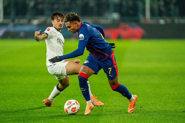 Antonio Nusa (RB Leipzig, 07) am Ball dahinter Jens Castrop (Borussia Moenchengladbach, 17) VfL Borussia Moenchengladbach vs. RB Leipzig, Fussball, 1. Bundesliga, 12. Spieltag, Saison 2025 2026, 28.11.2025 DFL REGULATIONS PROHIBIT ANY USE OF PHOTOGRAPHS AS IMAGE SEQUENCES AND OR QUASI-VIDEO VfL Borussia Moenchengladbach vs. RB Leipzig, Fussball, 1. Bundesliga, 12. Spieltag, Saison 2025 2026, 28.11.2025 Moenchengladbach Copyright: xEibner-Pressefoto J.xDerondeaux EP_JDU