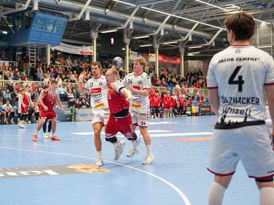 Oskar Kostuj (TuSEM Essen, 55) beim Torwurf gegen Ole Schramm (VfL Luebeck-Schwartau, 13) und Thore Kjell Heinemann (VfL Luebeck-Schwartau, 34) TuSEM Essen vs. 1. VfL Luebeck-Schwartau, Handball, 2. Bundesliga, 13. Spieltag, Saison 2025 2026, 28.11.2025 TuSEM Essen vs. 1. VfL Luebeck-Schwartau, Handball, 2. Bundesliga, 13. Spieltag, Saison 2025 2026, 28.11.2025 Essen Copyright: xEibner-Pressefoto DamianxKruczynx EP_DKI