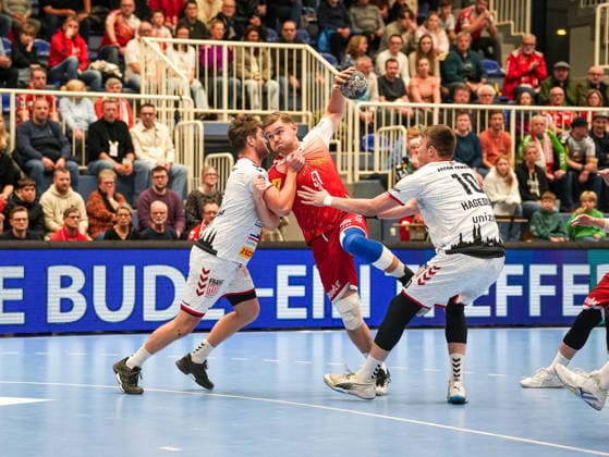 Alexander Schoss (TuSEM Essen, 91) beim Torwurf TuSEM Essen vs. 1. VfL Luebeck-Schwartau, Handball, 2. Bundesliga, 13. Spieltag, Saison 2025 2026, 28.11.2025 TuSEM Essen vs. 1. VfL Luebeck-Schwartau, Handball, 2. Bundesliga, 13. Spieltag, Saison 2025 2026, 28.11.2025 Essen Copyright: xEibner-Pressefoto DamianxKruczynx EP_DKI