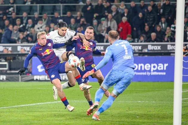 Mönchengladbach, Deutschland, 28.11.25: Xaver Schlager (RB Leipzig), Kevin Diks (Borussia Mönchengladbach), David Raum (RB Leipzig) und Peter Gulacsi (RB Leipzig) im Kampf um den Ball waehrend des Spiels der Bundesliga zwischen Borussia Mönchengladbach vs RB Leipzig im Stadion im Borussia Park Mönchengladbach Stadion im Borussia Park North Rhine-Westphalia Germany Copyright: xBrauer-Fotoagenturx xAdrianxSchlx