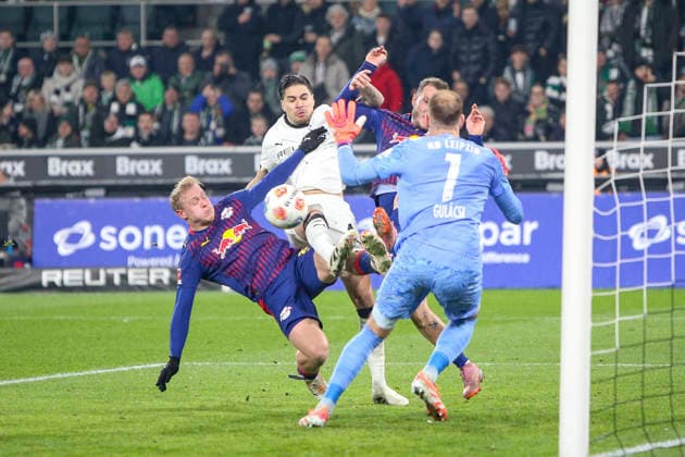 Mönchengladbach, Deutschland, 28.11.25: Xaver Schlager (RB Leipzig), Kevin Diks (Borussia Mönchengladbach), David Raum (RB Leipzig) und Peter Gulacsi (RB Leipzig) im Kampf um den Ball waehrend des Spiels der Bundesliga zwischen Borussia Mönchengladbach vs RB Leipzig im Stadion im Borussia Park Mönchengladbach Stadion im Borussia Park North Rhine-Westphalia Germany Copyright: xBrauer-Fotoagenturx xAdrianxSchlx