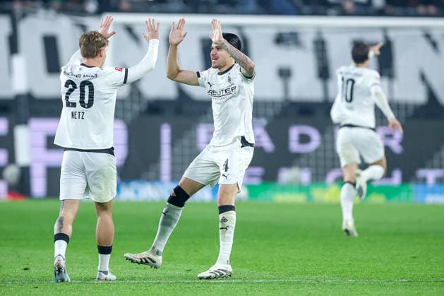 28.11.2025, Fußball, Borussia Mönchengladbach - RB Leipzig, 1. Fußball Bundesliga, 12.Spieltag, Borussia-Park, Saison 2025 2026: Zu früh gefreut - das Tor von Franck Honorat (Borussia Mönchengladbach 09) wird zum Abseitstor und aberkannt. Willi Orban (RB Leipzig 04) jubelnd neben Luca Netz (Borussia Mönchengladbach 20) DFB regulations prohibit any use of photographs as image sequences and or quasi-video. Nordrhein-Westfalen Deutschland