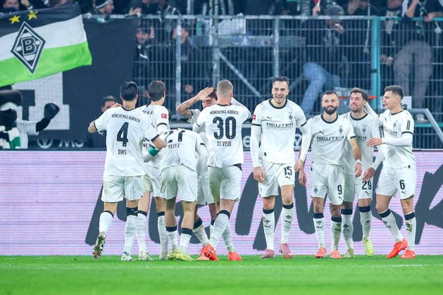28.11.2025, Fußball, Borussia Mönchengladbach - RB Leipzig, 1. Fußball Bundesliga, 12.Spieltag, Borussia-Park, Saison 2025 2026: Zu früh gefreut - das Tor von Franck Honorat (Borussia Mönchengladbach 09) wird zum Abseitstor und aberkannt. DFB regulations prohibit any use of photographs as image sequences and or quasi-video. Nordrhein-Westfalen Deutschland