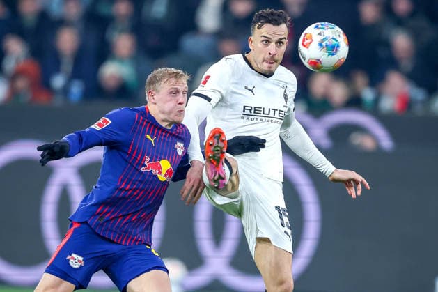 28.11.2025, Fußball, Borussia Mönchengladbach - RB Leipzig, 1. Fußball Bundesliga, 12.Spieltag, Borussia-Park, Saison 2025 2026: Xaver Schlager (RB Leipzig 24) im Zweikampf gegen Haris Tabakovic (Borussia Mönchengladbach 15) DFB regulations prohibit any use of photographs as image sequences and or quasi-video. Nordrhein-Westfalen Deutschland