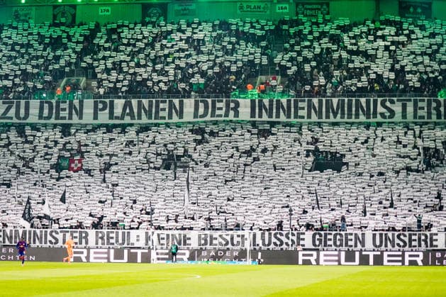 Deutschland: Fussball Bundesliga 2025 26, 12. Spieltag - Borussia Mönchengladbach vs RB Leipzig - Borussia-Park (Mönchengladbach): Fanblock Gladbach, massives Protestbild, tausende hochgehaltene Schilder Nein Innenministerkonferenz Innenminister, großes Banner quer über den Block, politische Fanaktion, geschlossene Choreo, volle Nordkurve, grüne Stadionbeleuchtung, Spielszene vor der Kurve, öffentliche Debatte, Fankultur, Bundesliga-Atmosphäre. Mönchengladbach Nordrhein-Westfalen Deutschland Copyright: xJOERANxSTEINSIEKx