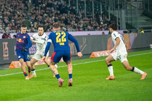 28.11.2025, Fussball: 1. Bundesliga, Saison 2025 2026, 12. Spieltag, Borussia Moenchengladbach - RB Leipzig im Borussia Park in Moenchengladbach. Zweikampf zwischen Christoph Baumgartner (RB Leipzig, 14) und Rocco Reitz (Borussia Monechengladbach, 27). Wichtiger Hinweis: Gemaess den Vorgaben der DFL Deutsche Fussball Liga bzw. des DFB Deutscher Fussball-Bund ist es untersagt, in dem Stadion und oder vom Spiel angefertigte Fotoaufnahmen in Form von Sequenzbildern und oder videoaehnlichen Fotostrecken zu verwerten bzw. verwerten zu lassen. Foto: Kirchner-Media Thomas Haesler Copyright: xKirchner-Media ThomasxHaeslerx