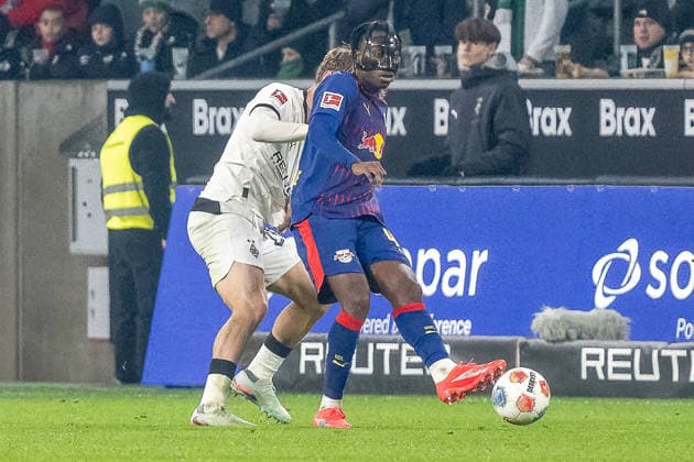 28.11.2025, Fussball: 1. Bundesliga, Saison 2025 2026, 12. Spieltag, Borussia Moenchengladbach - RB Leipzig im Borussia Park in Moenchengladbach. Zweikampf zwischen Luca Netz (Borussia Moenchengladbach, 20) und Yan Diomonde (RB Leipzig, 49). Wichtiger Hinweis: Gemaess den Vorgaben der DFL Deutsche Fussball Liga bzw. des DFB Deutscher Fussball-Bund ist es untersagt, in dem Stadion und oder vom Spiel angefertigte Fotoaufnahmen in Form von Sequenzbildern und oder videoaehnlichen Fotostrecken zu verwerten bzw. verwerten zu lassen. Foto: Kirchner-Media Thomas Haesler Copyright: xKirchner-Media ThomasxHaeslerx