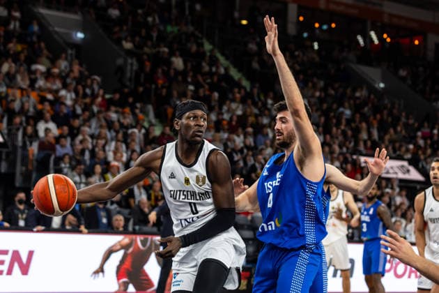 GER, FIBA Basketball World Cup 2027, European Qualifiers, Deutschland-Israel. 28.11.2025, Ratiopharm Arena, Neu-Ulm, GER, FIBA Basketball World Cup 2027, European Qualifiers, Deutschland-Israel. Isaac Bonga (Deutschland, No0), Gur Lavi (Israel, No 4) Â Foto: Alexander Trienitz Neu-Ulm Ratiopharm Arena Bayern Deutschland