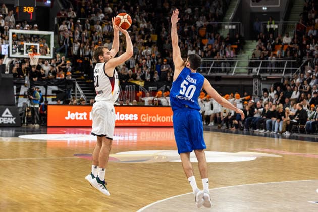 GER, FIBA Basketball World Cup 2027, European Qualifiers, Deutschland-Israel. 28.11.2025, Ratiopharm Arena, Neu-Ulm, GER, FIBA Basketball World Cup 2027, European Qualifiers, Deutschland-Israel. Malte Delow (Deutschland, No20), Yovel Zoosman (Israel, No50) Â Foto: Alexander Trienitz Neu-Ulm Ratiopharm Arena Bayern Deutschland
