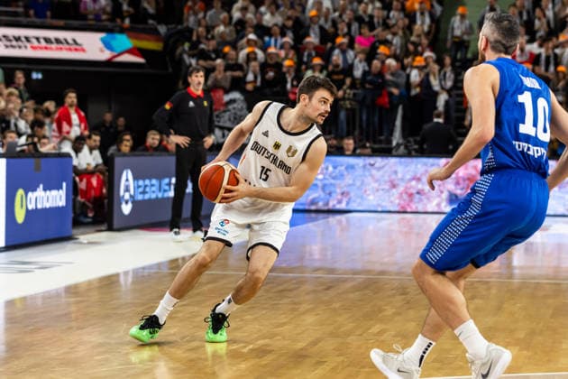 GER, FIBA Basketball World Cup 2027, European Qualifiers, Deutschland-Israel. 28.11.2025, Ratiopharm Arena, Neu-Ulm, GER, FIBA Basketball World Cup 2027, European Qualifiers, Deutschland-Israel. Jonas Mattisseck (Deutschland, No15) Â Foto: Alexander Trienitz Neu-Ulm Ratiopharm Arena Bayern Deutschland