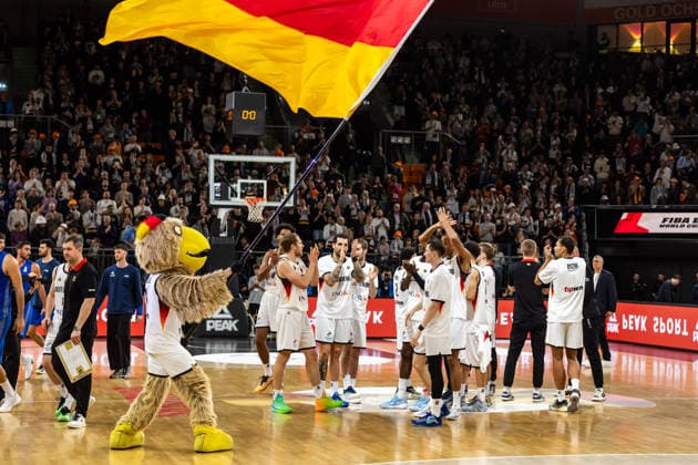 GER, FIBA Basketball World Cup 2027, European Qualifiers, Deutschland-Israel. 28.11.2025, Ratiopharm Arena, Neu-Ulm, GER, FIBA Basketball World Cup 2027, European Qualifiers, Deutschland-Israel. Team Deutschland freuen sich über den Sieg Â Foto: Alexander Trienitz Neu-Ulm Ratiopharm Arena Bayern Deutschland